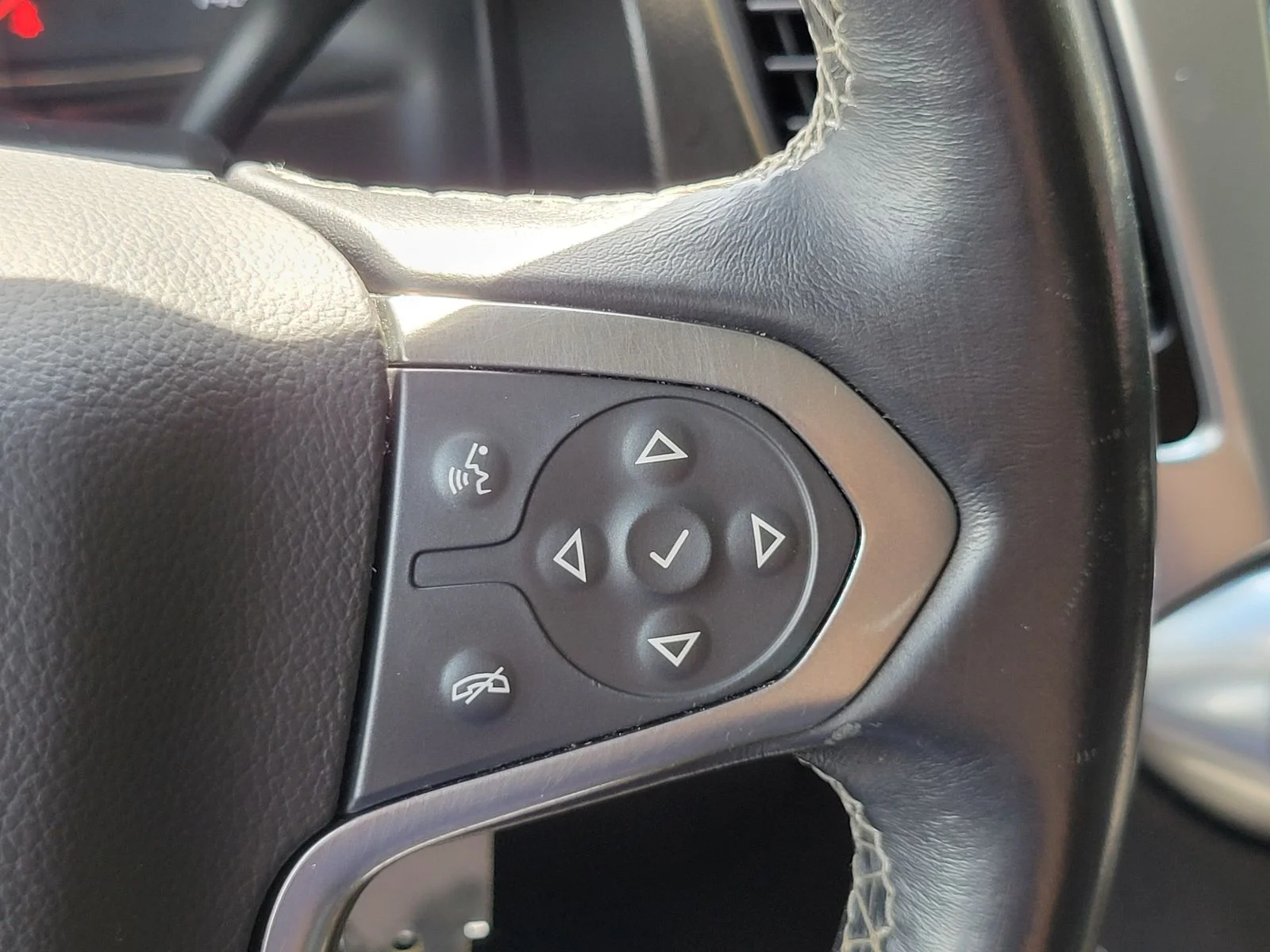 Used 2019 Summit White Chevrolet LS image 18