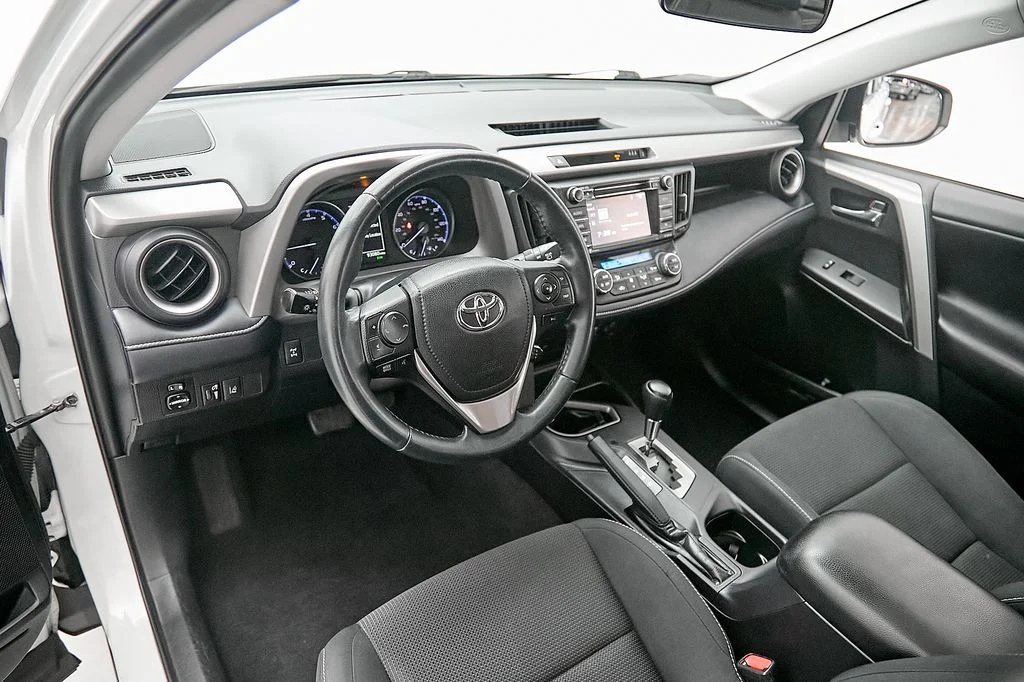 Used 2018 White Toyota XLE image 12