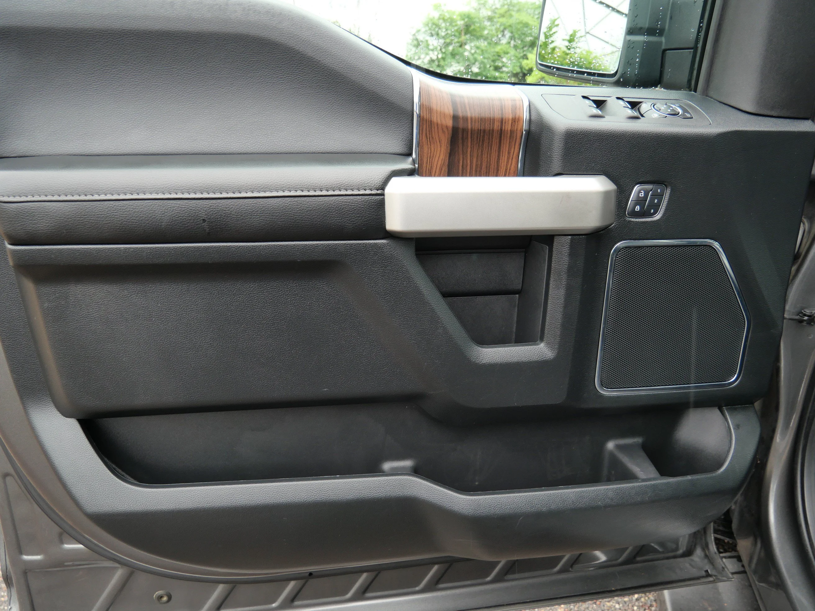 Used 2015 Magnetic Metallic Ford Lariat image 11