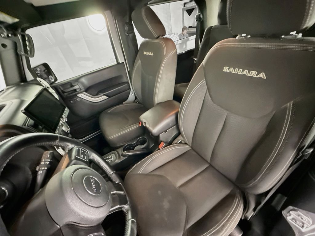 Used 2016 Silver Jeep Sahara image 5