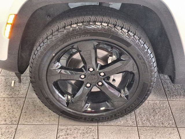 Used 2024 White Jeep Altitude image 10