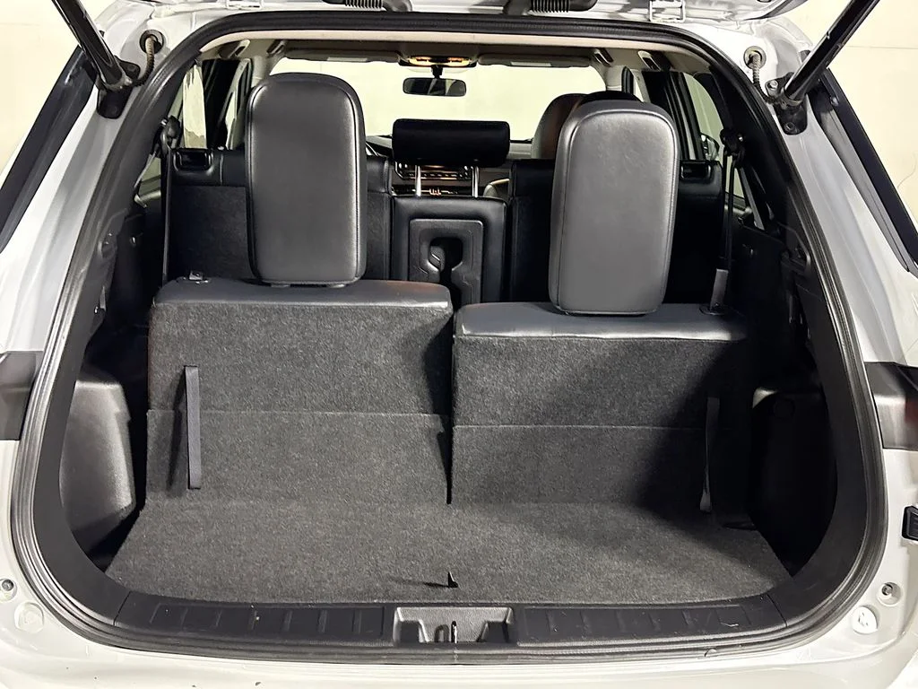 Used 2024 White Mitsubishi SE image 21