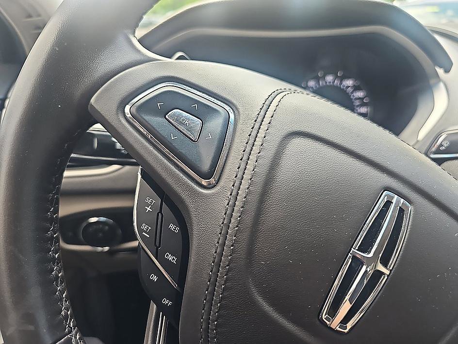 Used 2018 Mocha Metallic Lincoln Select image 22