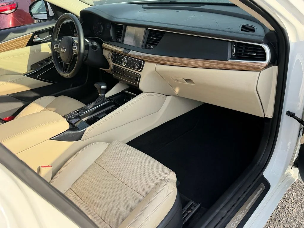 Used 2019 White Kia Technology image 18