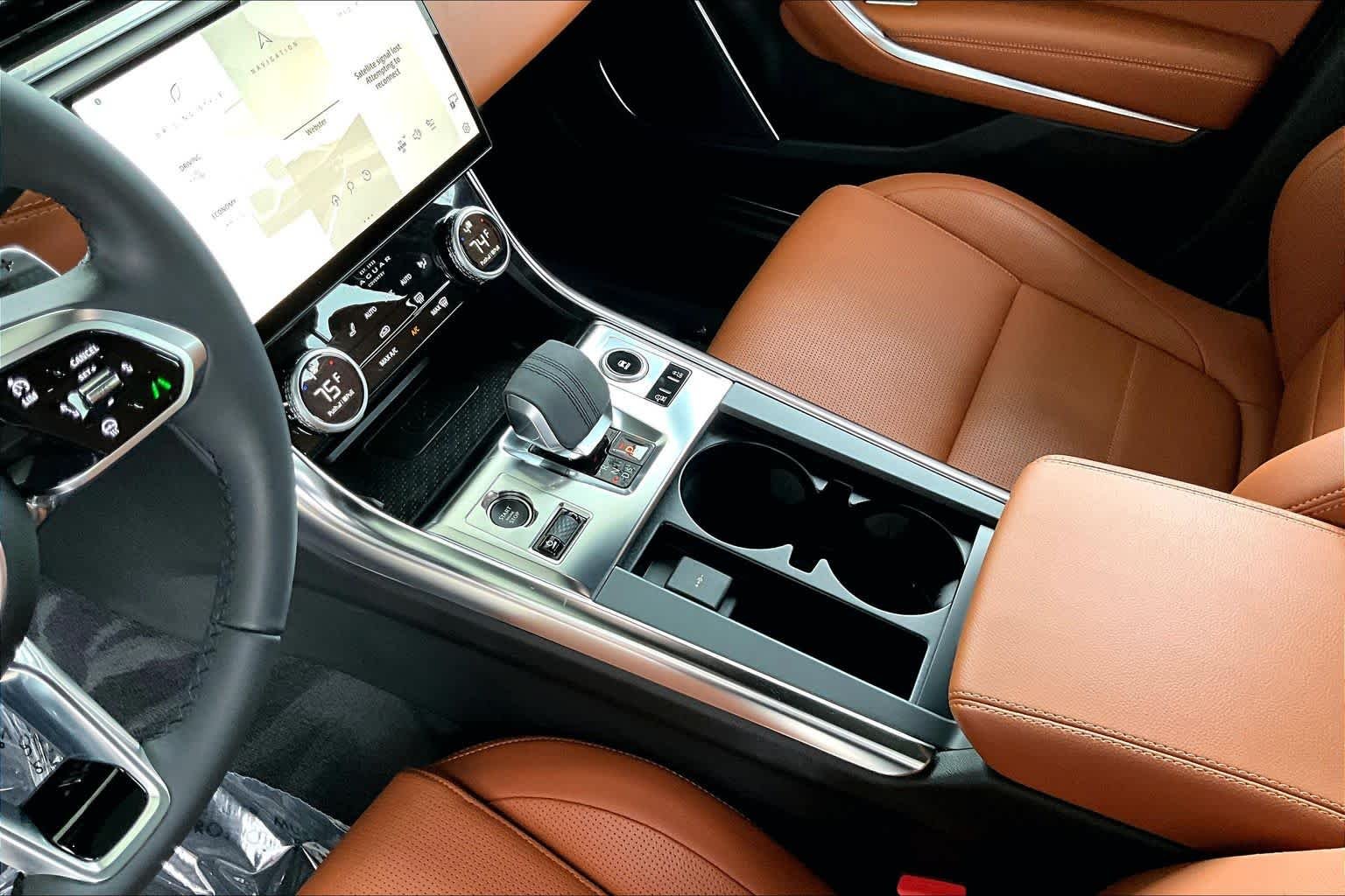 Used 2024 Santorini Black Metallic Jaguar R-Dynamic SE image 15
