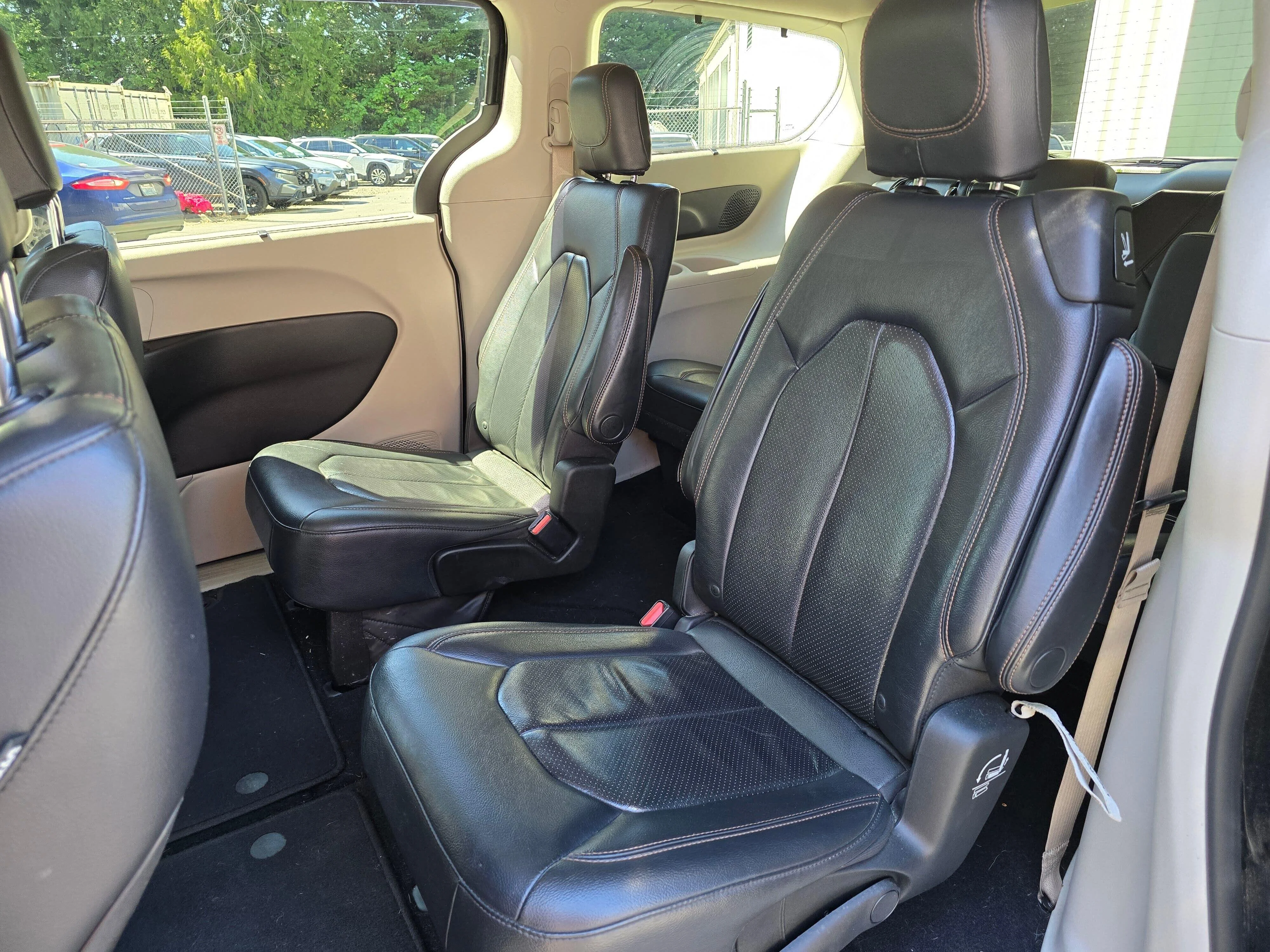 Used 2018 Brilliant Black Crystal Pearlcoat Chrysler Touring L image 10