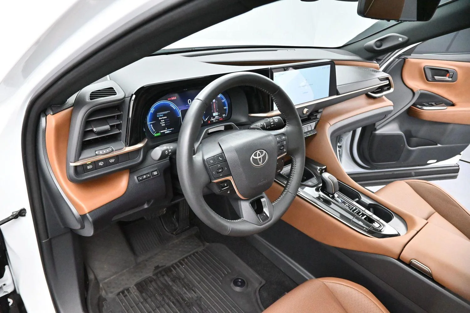 Used 2025  Toyota XLE image 13