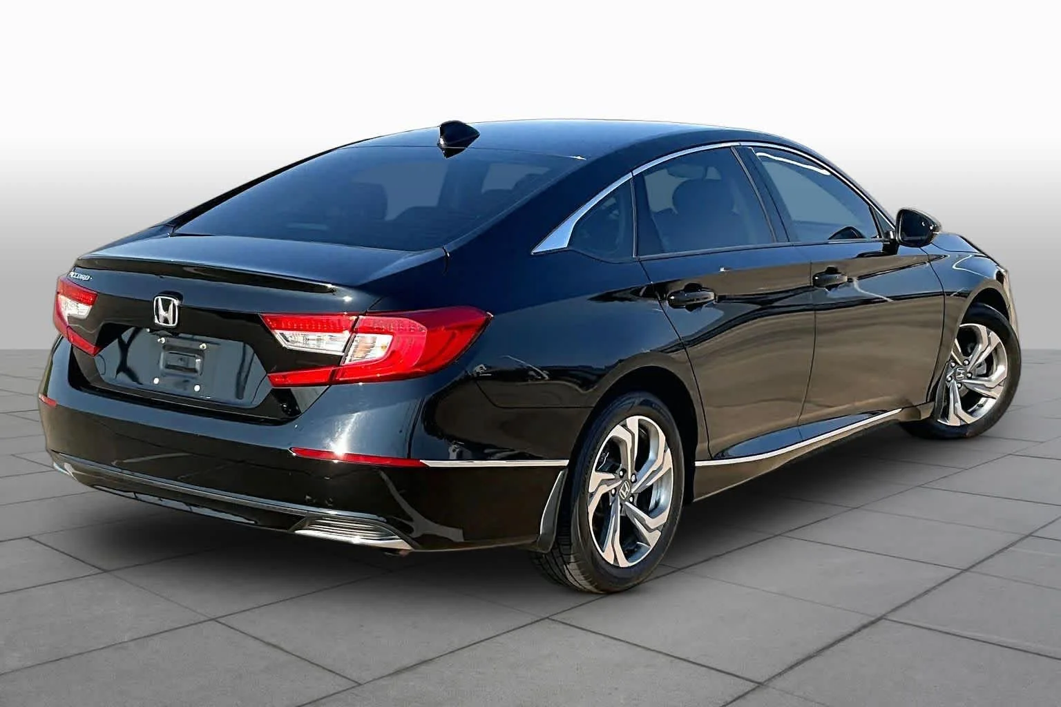 Used 2018 Crystal Black Pearl Honda EX-L 1.5T image 12