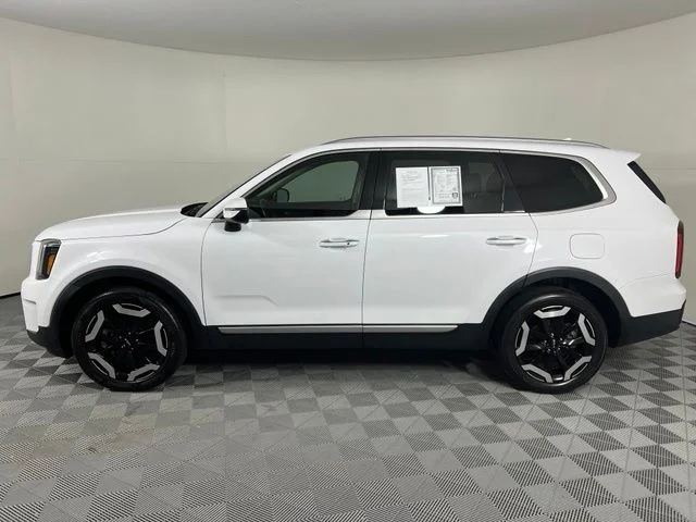 Used 2023 White Kia S image 4