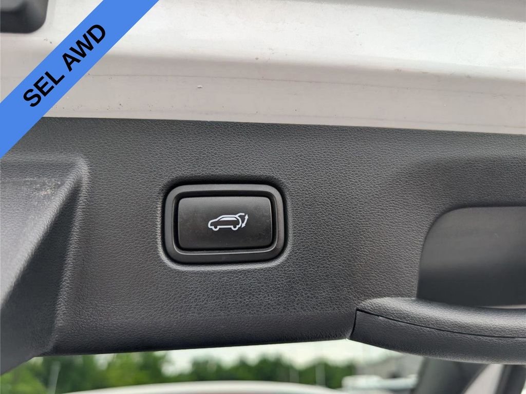 Used 2023 White Hyundai SEL image 13