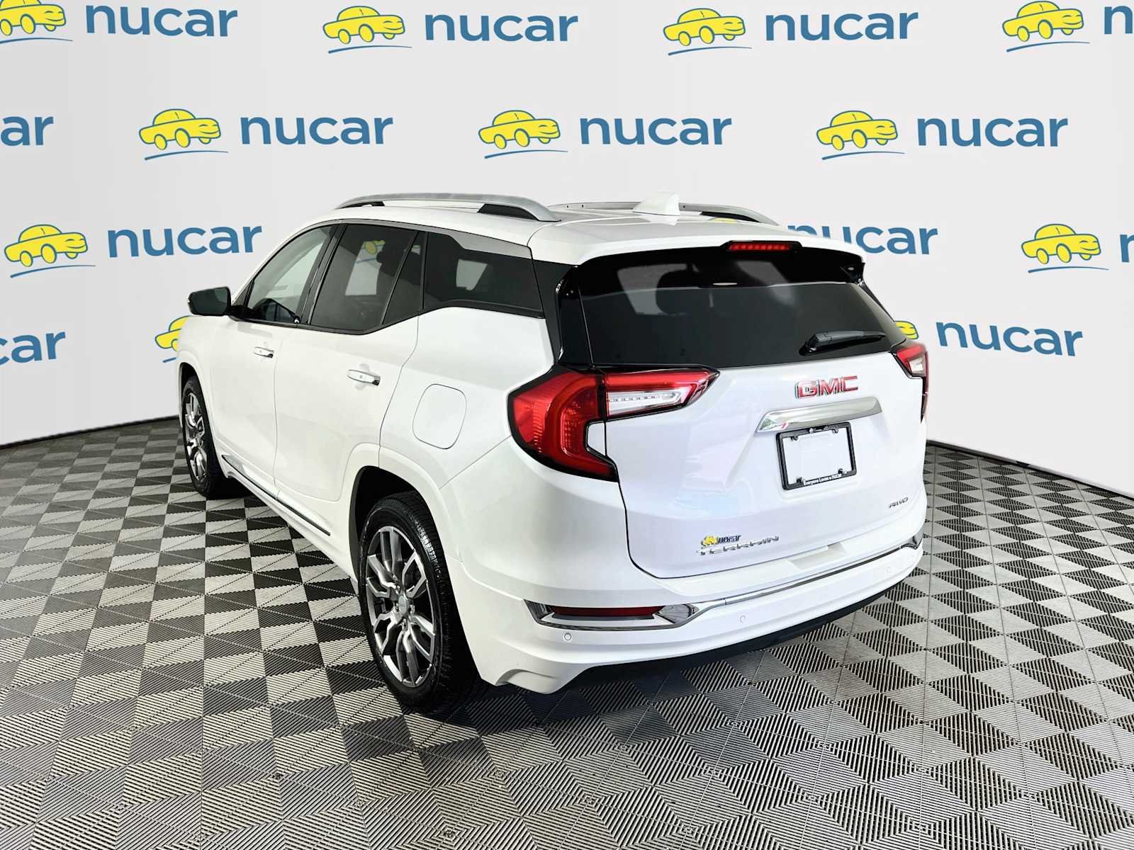 Used 2022 White Frost Tricoat GMC Denali image 5