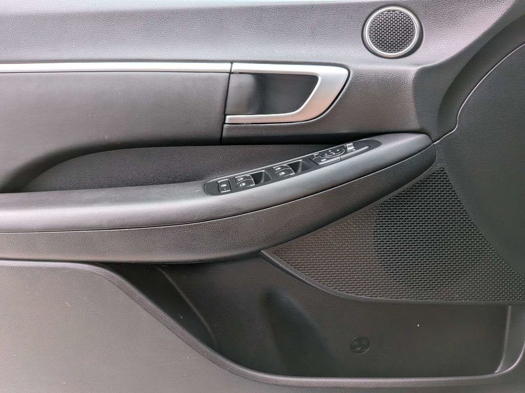 Used 2025 Silver Hyundai SEL image 29