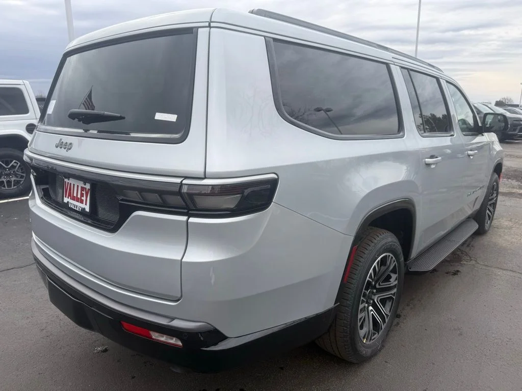 New 2026 Silver-Zynith Exterior Paint Jeep  image 3