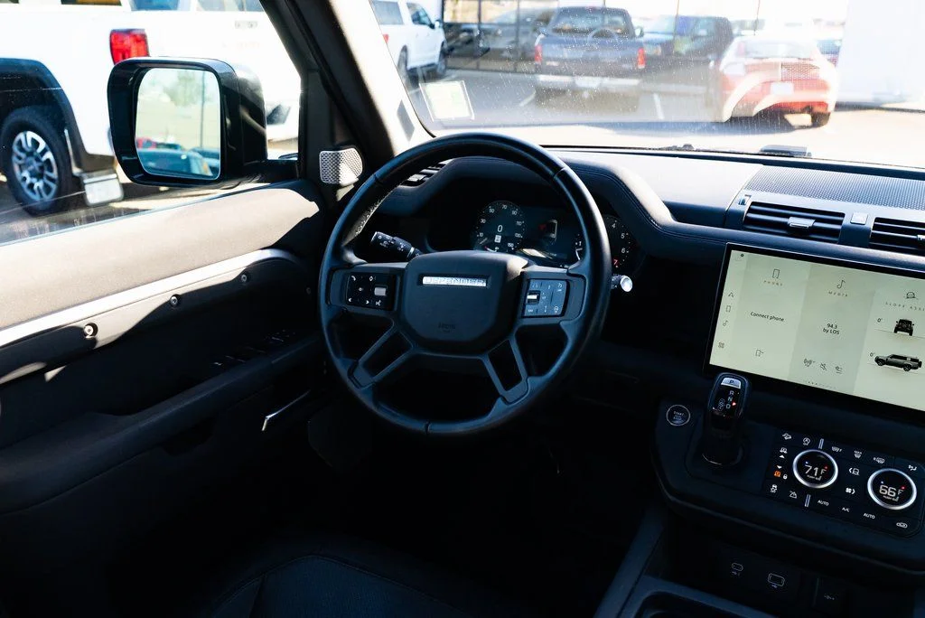 Used 2023  Land Rover X-Dynamic SE image 9