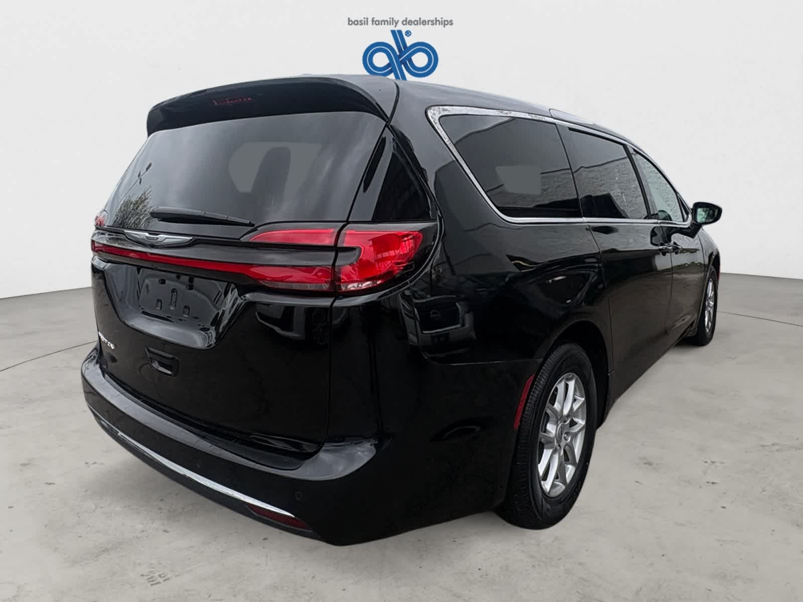 Used 2025 Diamond Black Crystal Pearlcoat Chrysler Select image 6