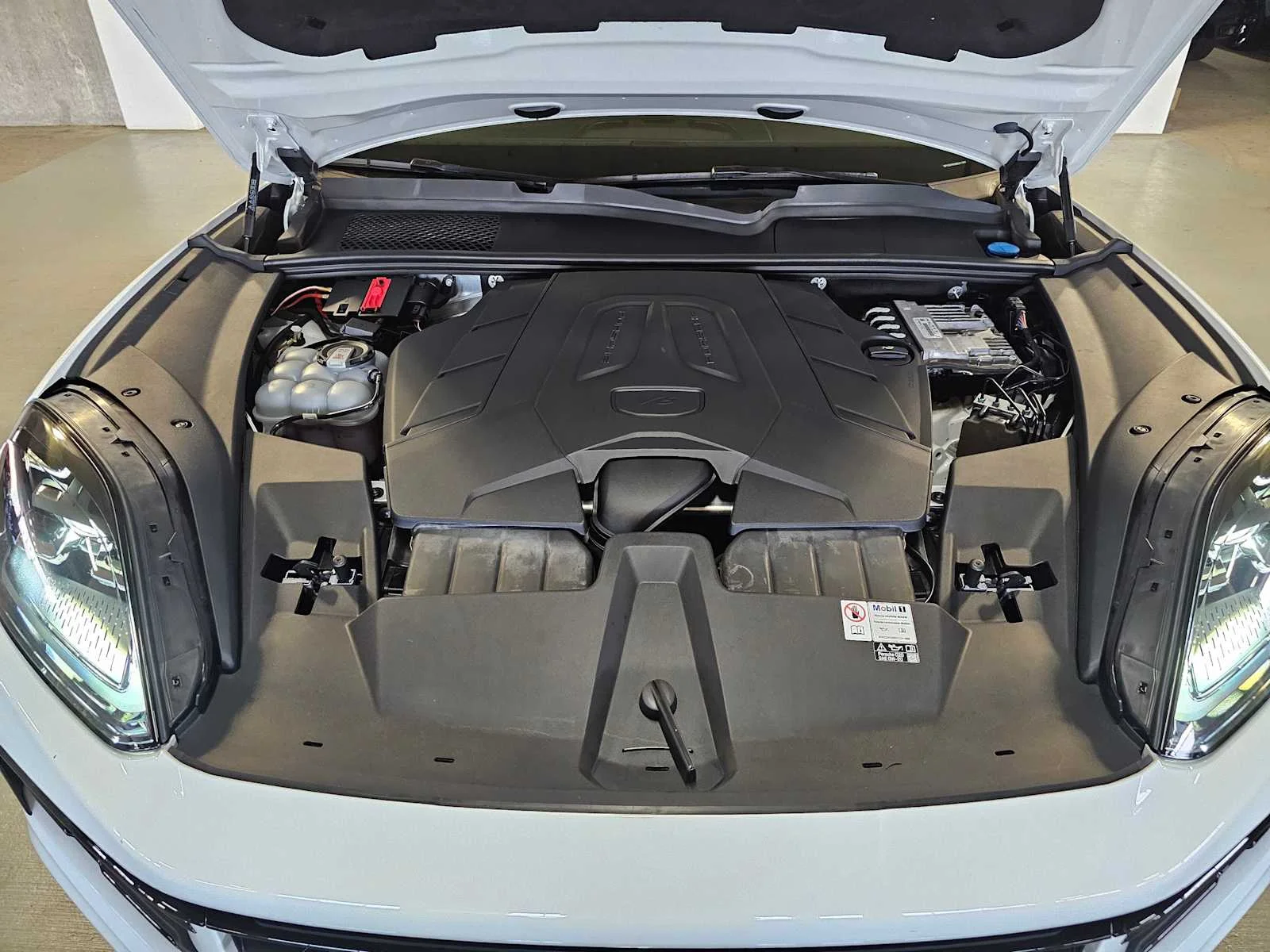 Used 2024 Carrara White Metallic Porsche  image 9