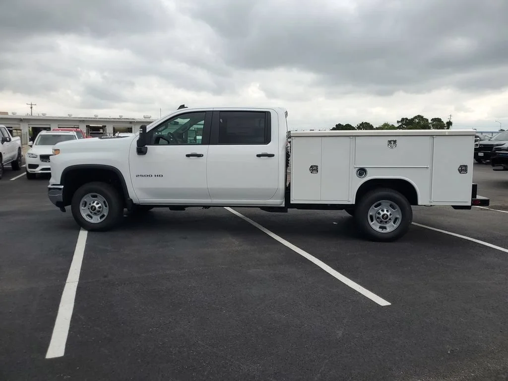 New 2026 Summit White Chevrolet WT image 21