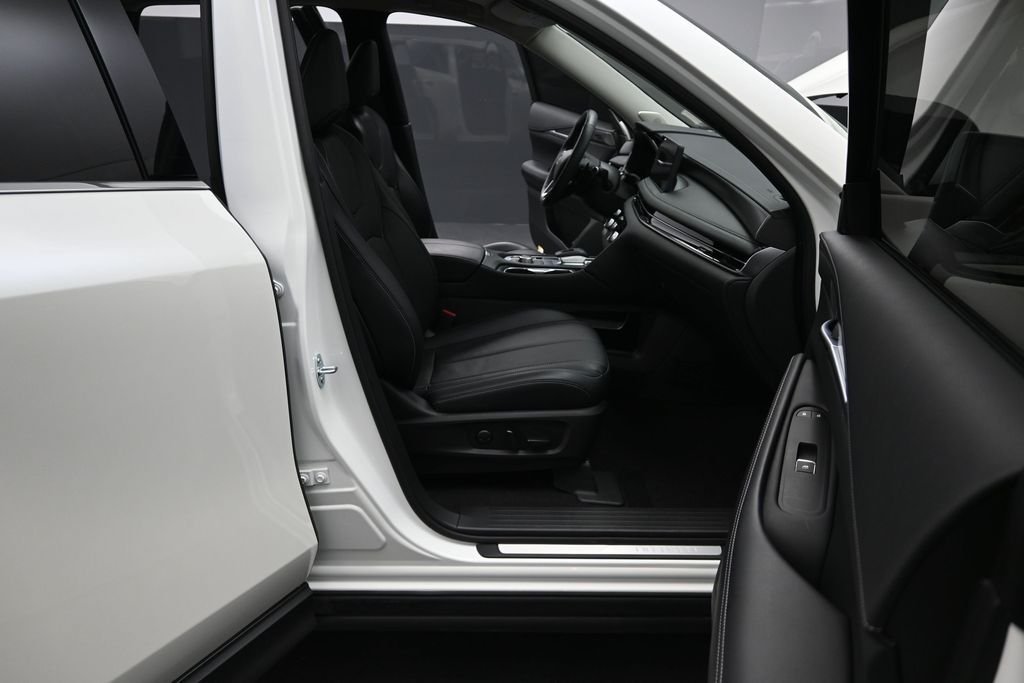 Used 2023 White INFINITI LUXE image 21