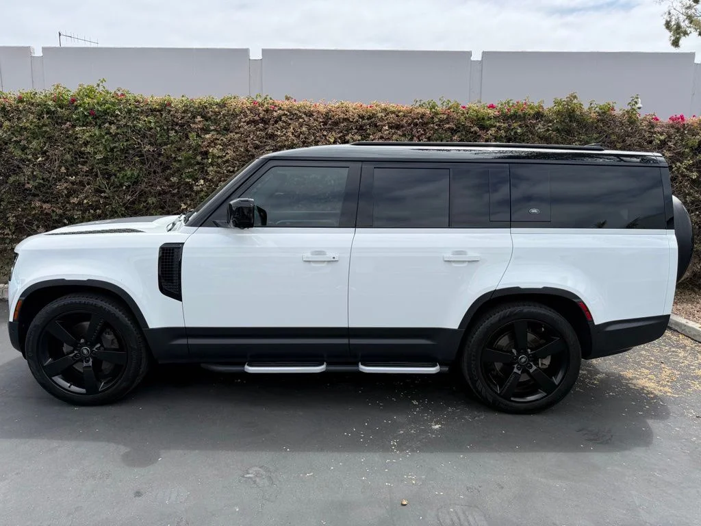 Used 2023 Fuji White Land Rover SE image 7