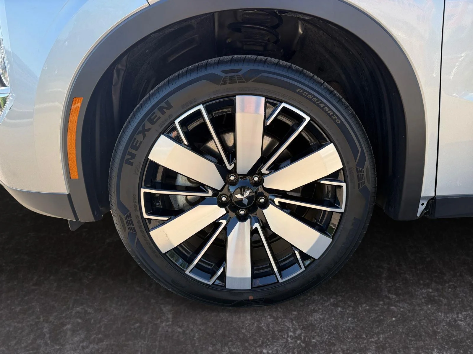 Used 2025 Alloy Silver Metallic Mitsubishi SE image 28