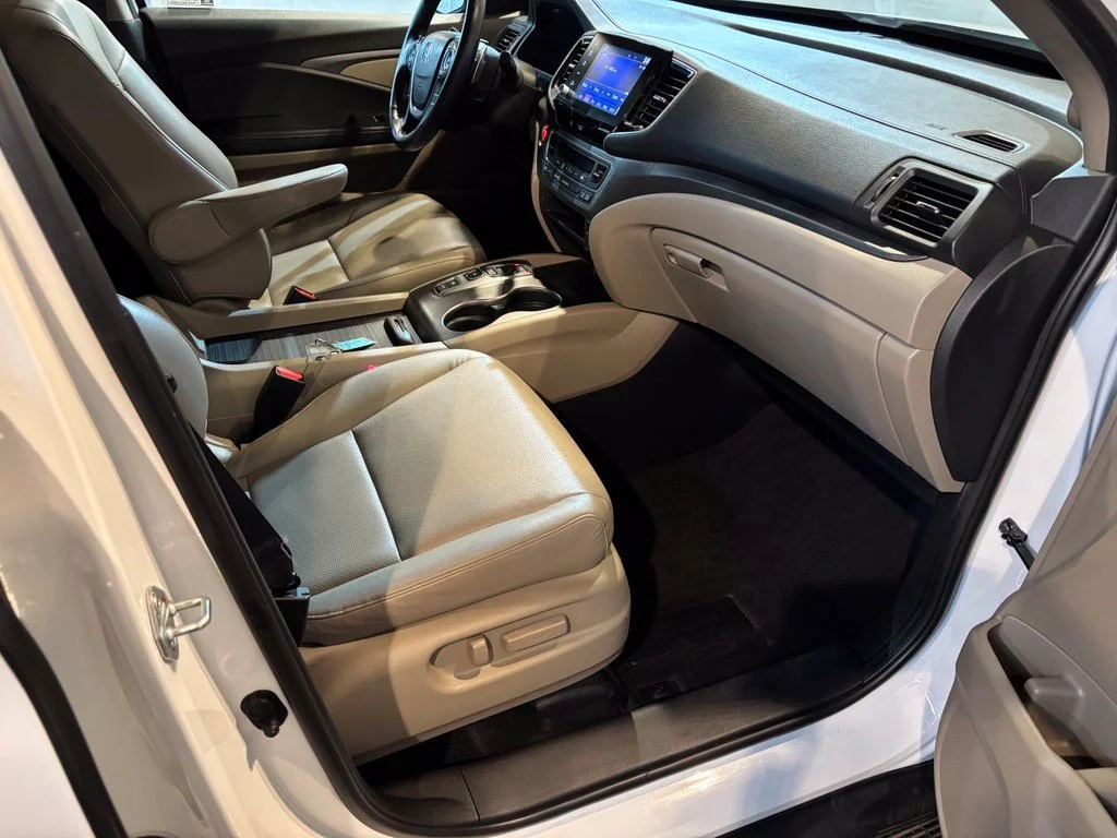 Certified Used 2023 Platinum White Pearl Honda AWD RTL image 9