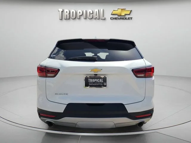 Used 2024 Summit White Chevrolet 2LT image 4