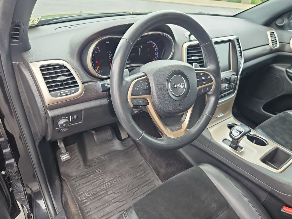 Used 2015 Brilliant Black Crystal Pearlcoat Jeep Altitude image 12