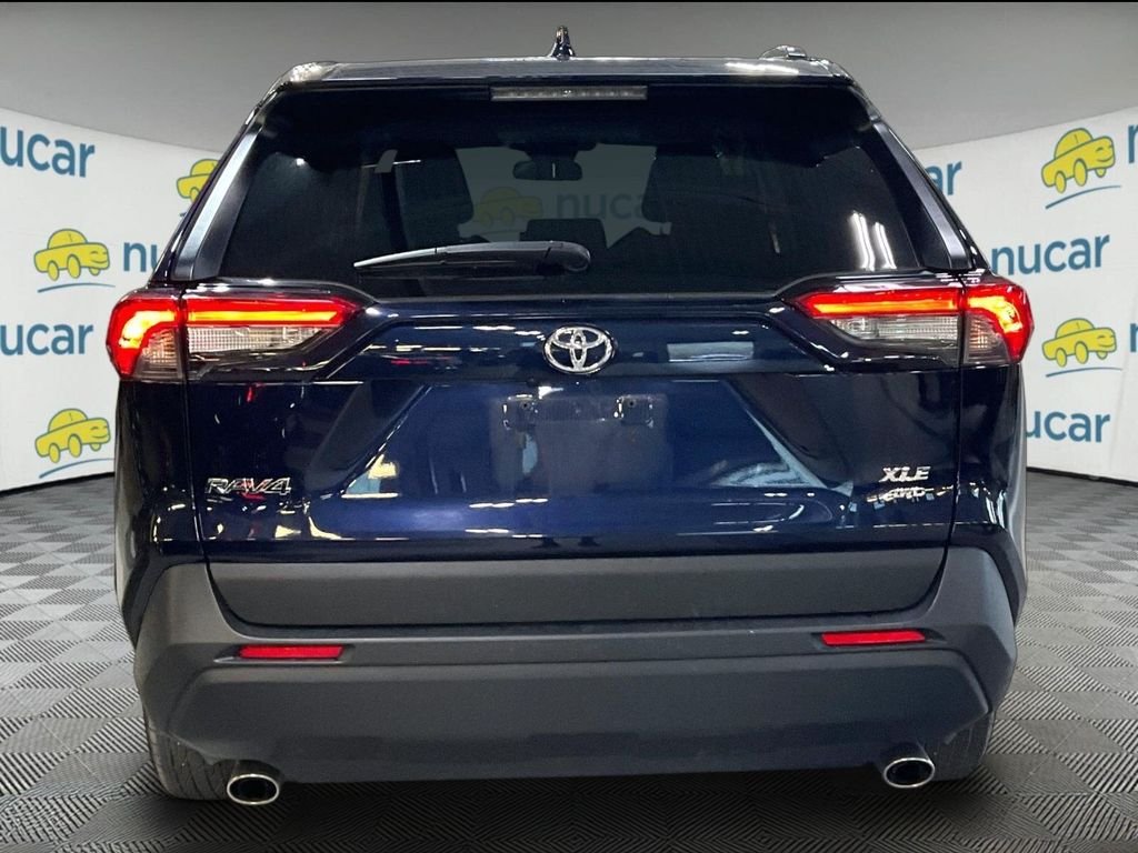 Used 2025  Toyota XLE image 3