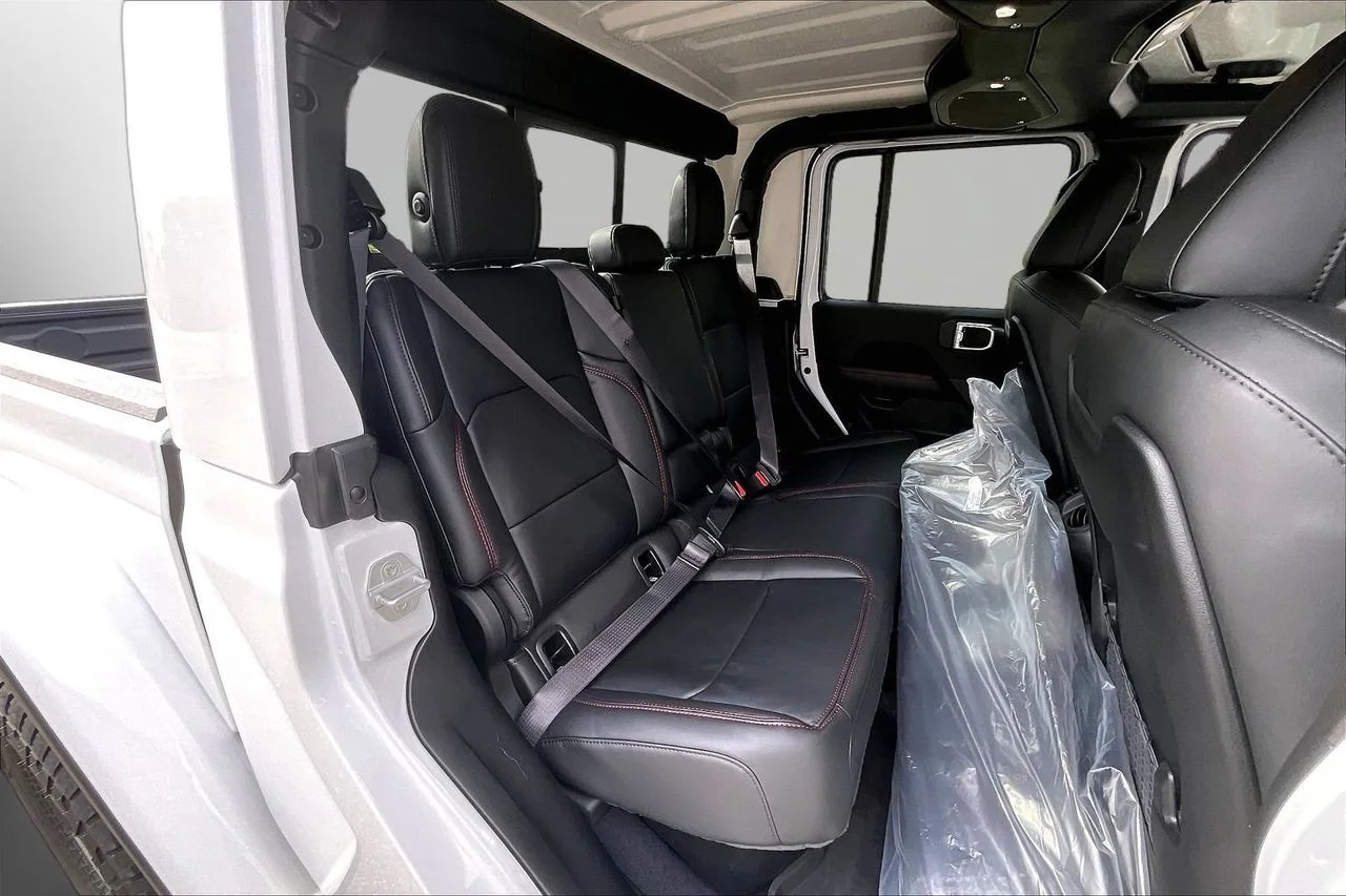 New 2026 Bright White Clear-Coat Exterior Paint Jeep Rubicon image 17