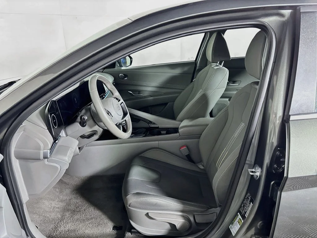 Used 2025 Gray Hyundai SEL Convenience image 11