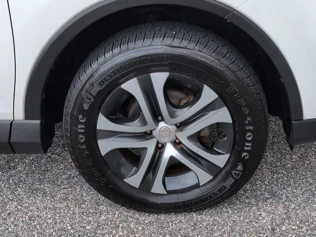 Used 2017 White Toyota LE image 11