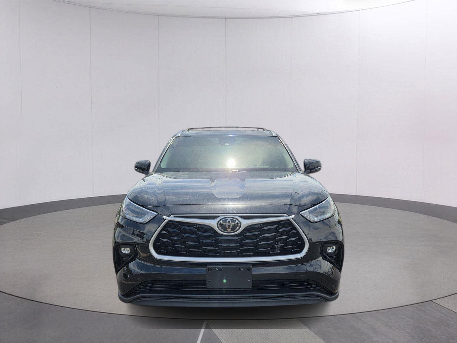 Used 2021 Midnight Black Metallic Toyota XLE image 2