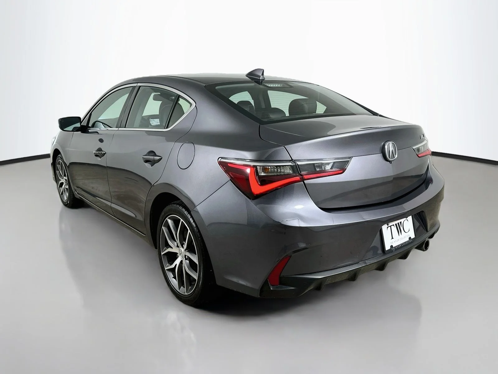 Used 2019  Acura  image 7
