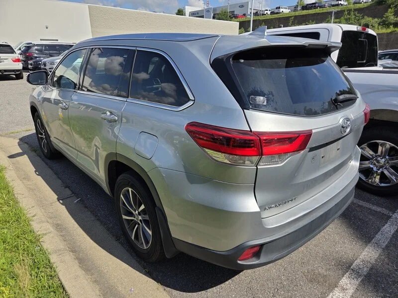Used 2018 Celestial Silver Metallic TOYOTA XLE image 8