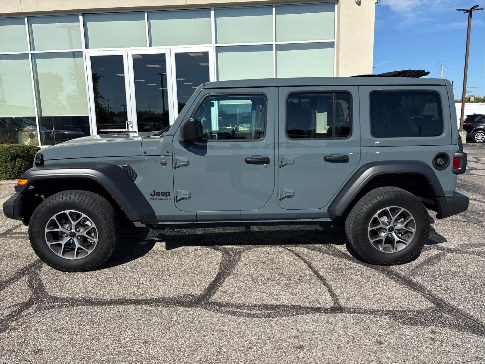 Used 2024 Anvil Clear Coat Jeep Sport S image 3