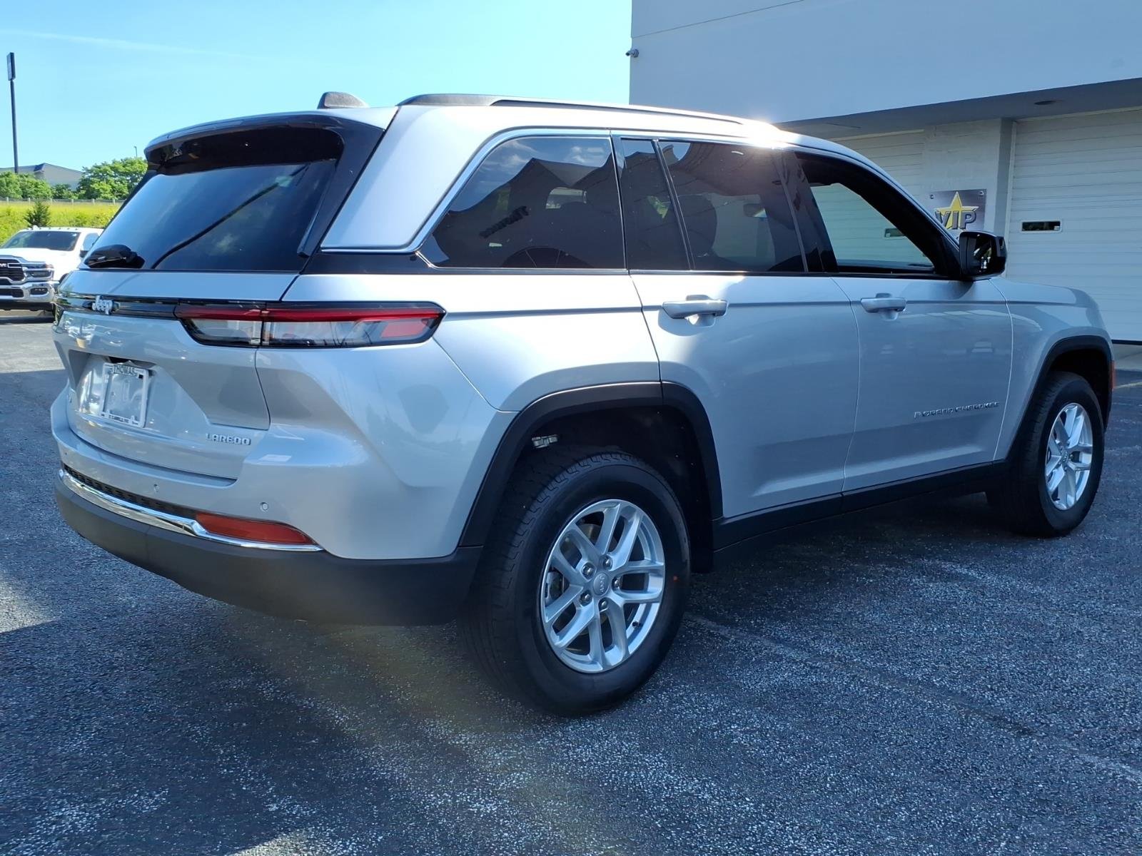 New 2026 Silver Zynith Exterior Paint Jeep Laredo X image 3