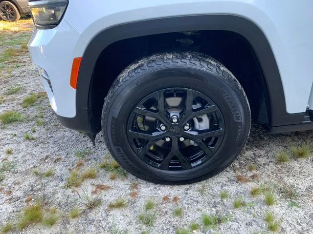 Used 2025 White Jeep Altitude image 41