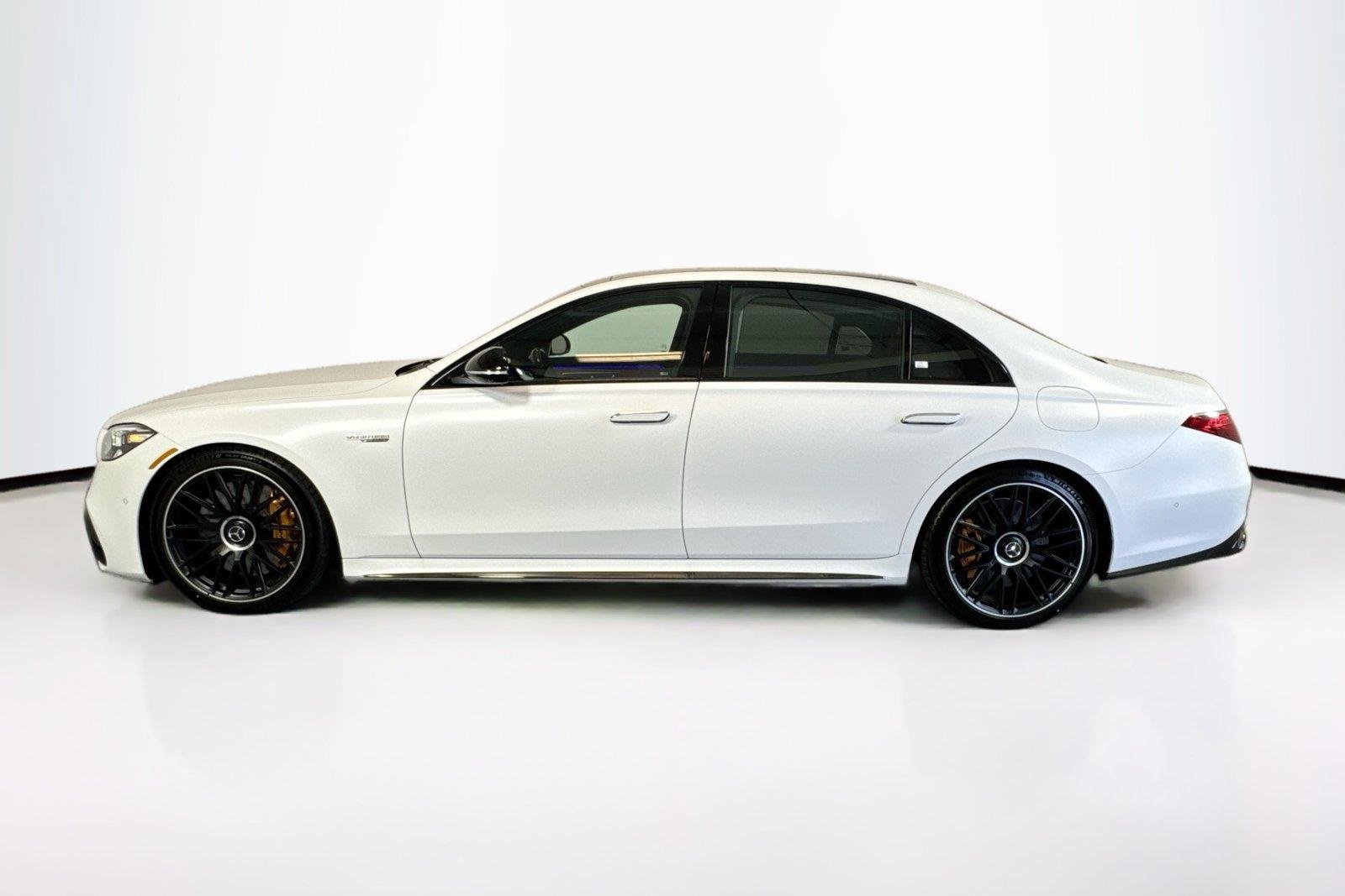 New 2026 Manufaktur Moonlight White Magno Mercedes-Benz AMG® S 63 E image 8