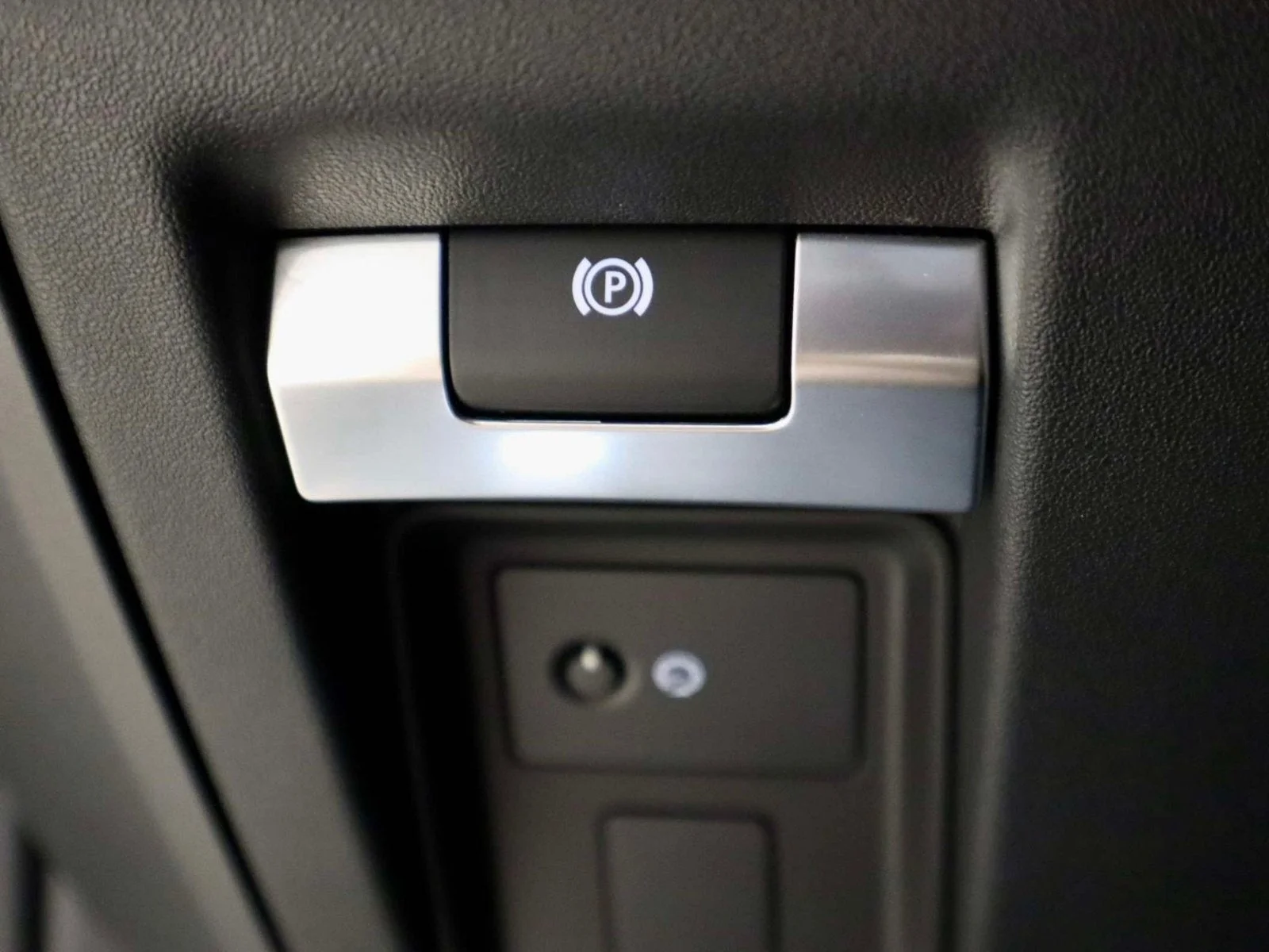 Used 2024 Silicon Silver Premium Metallic Land Rover X-Dynamic SE image 30