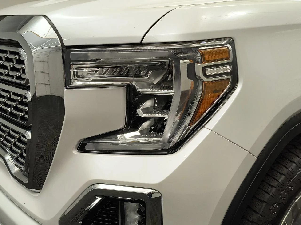 Used 2021 White Frost Tricoat GMC Denali image 12