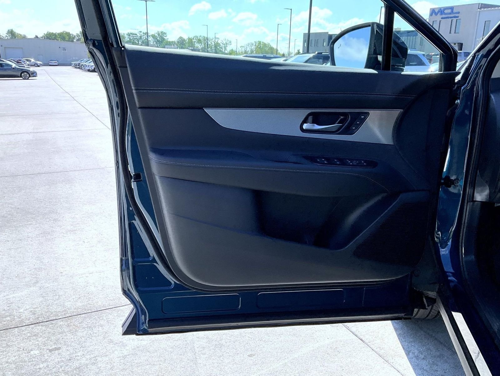 New 2026 Aurora Blue Pearl Metallic / Super Black Two-tone Nissan Platinum image 9