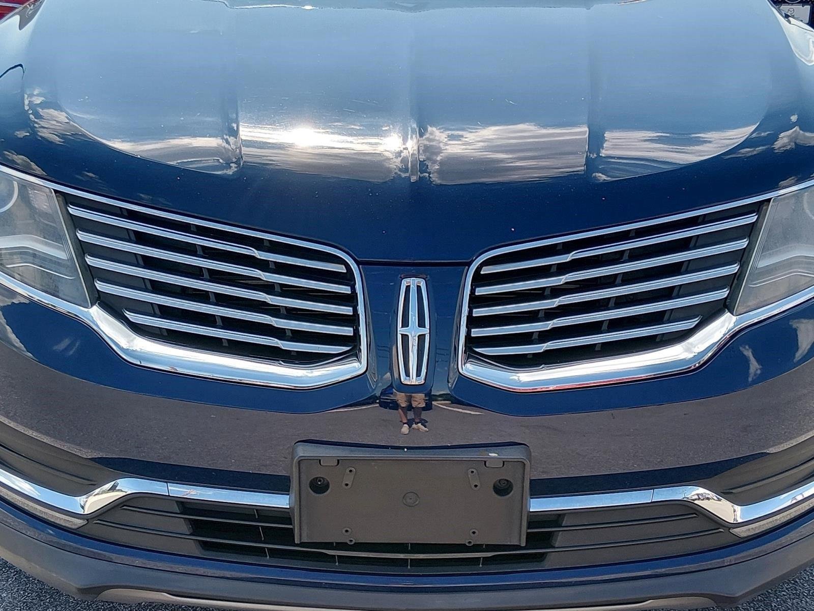 Used 2018 Blue Diamond Metallic Lincoln Reserve image 9