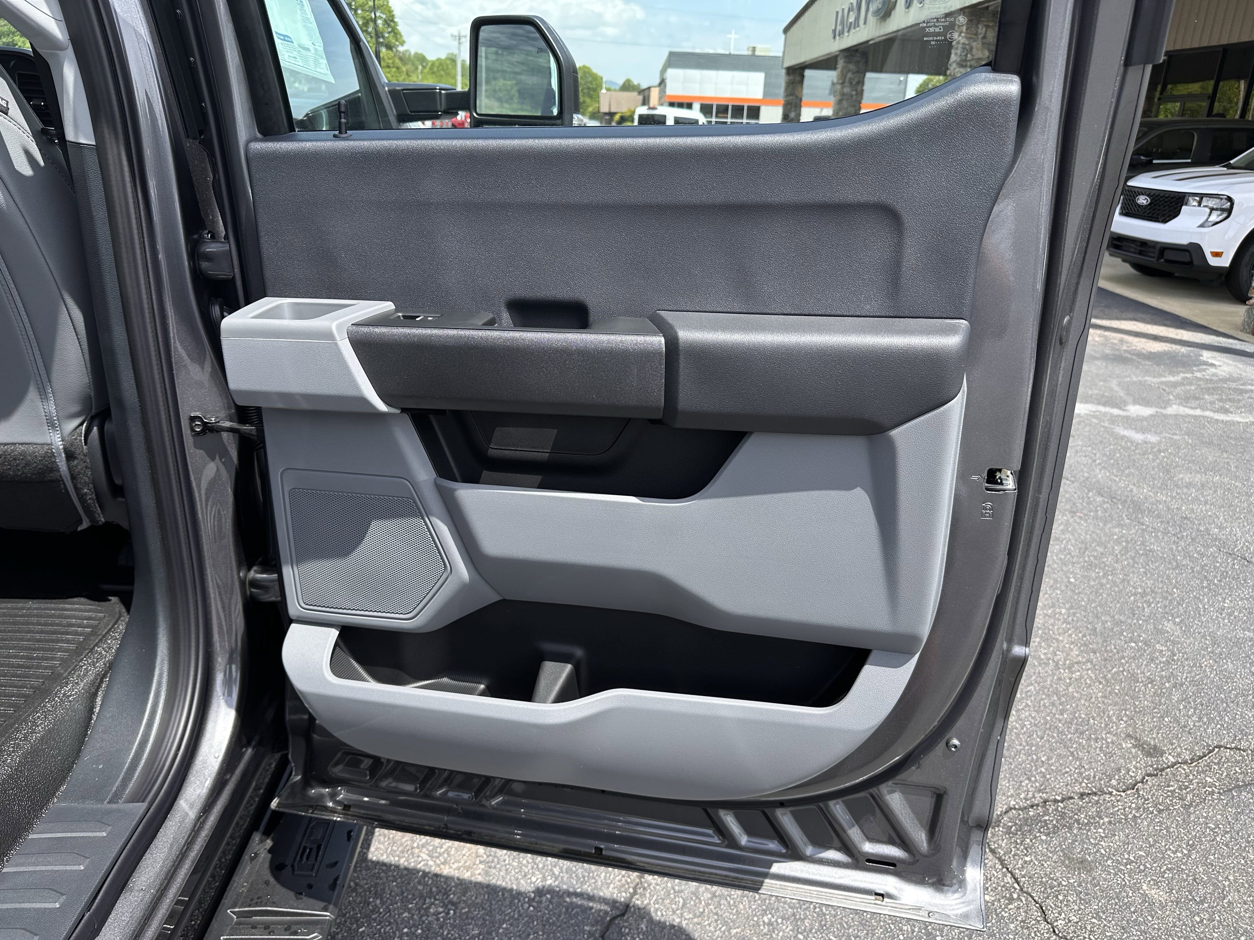 2025 Ford F-350 Super Duty Chassis Cab XL - Photo 13