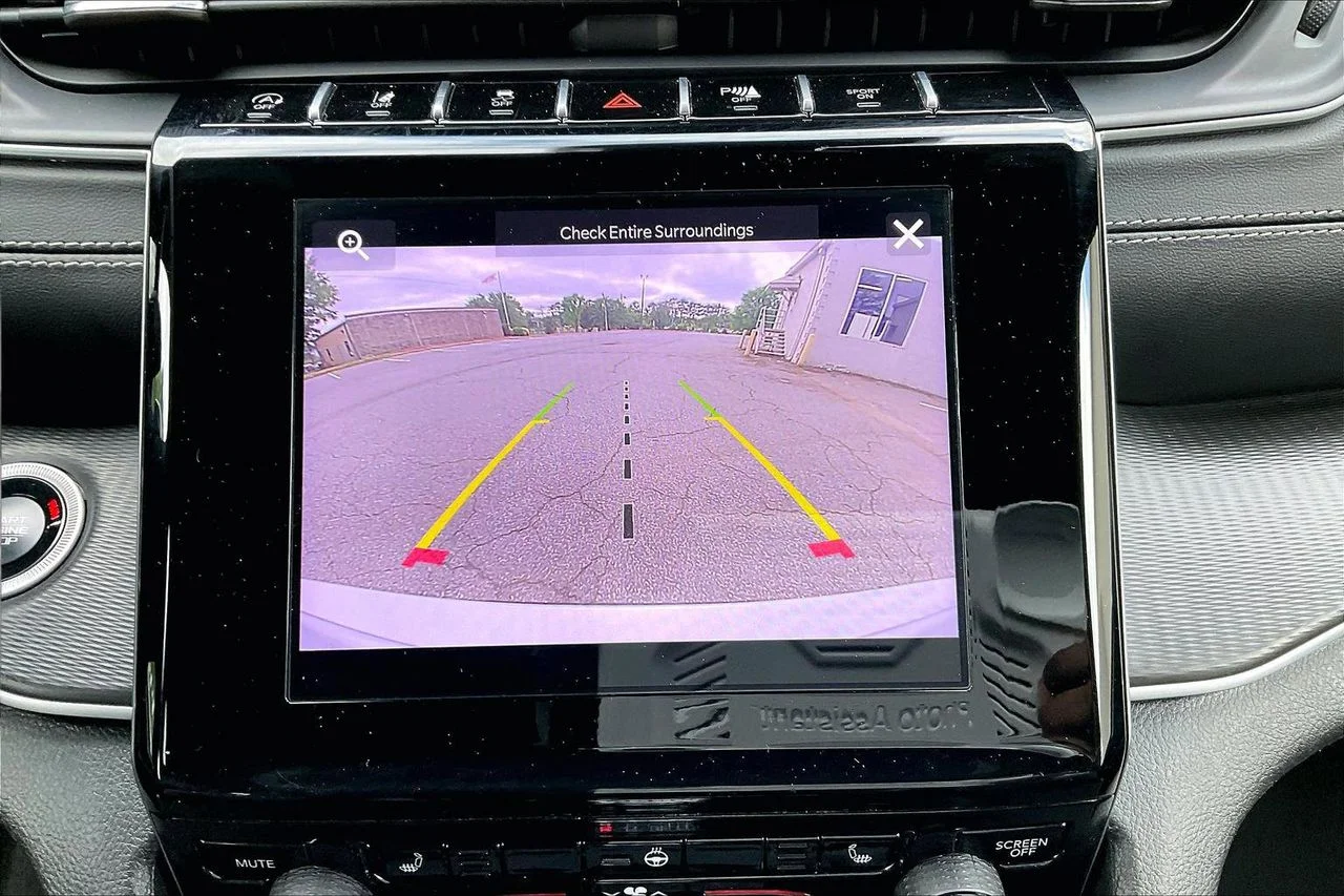 Used 2024 Silver Jeep Altitude image 14