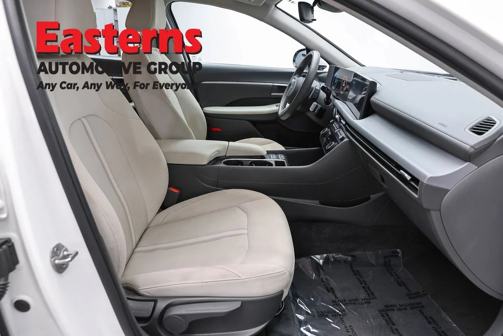 Used 2024 White Hyundai SEL image 24