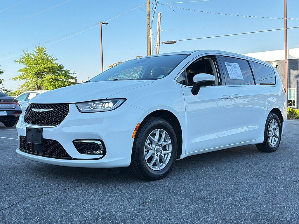 2023 Chrysler Pacifica Touring L's photo