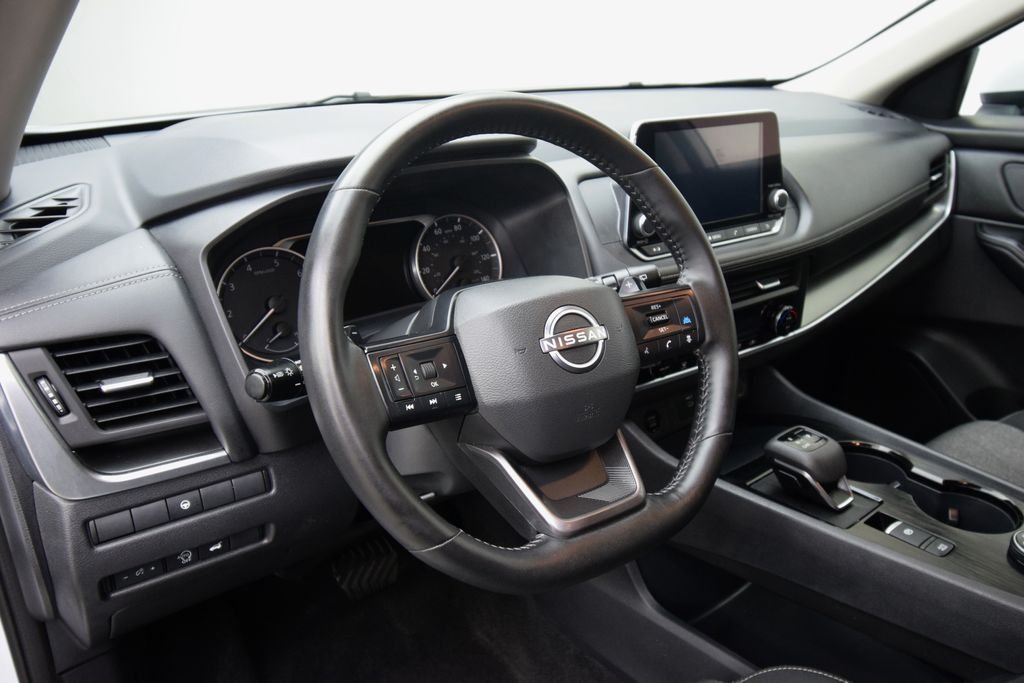 Used 2025 Everest White Pearl Nissan SV image 11