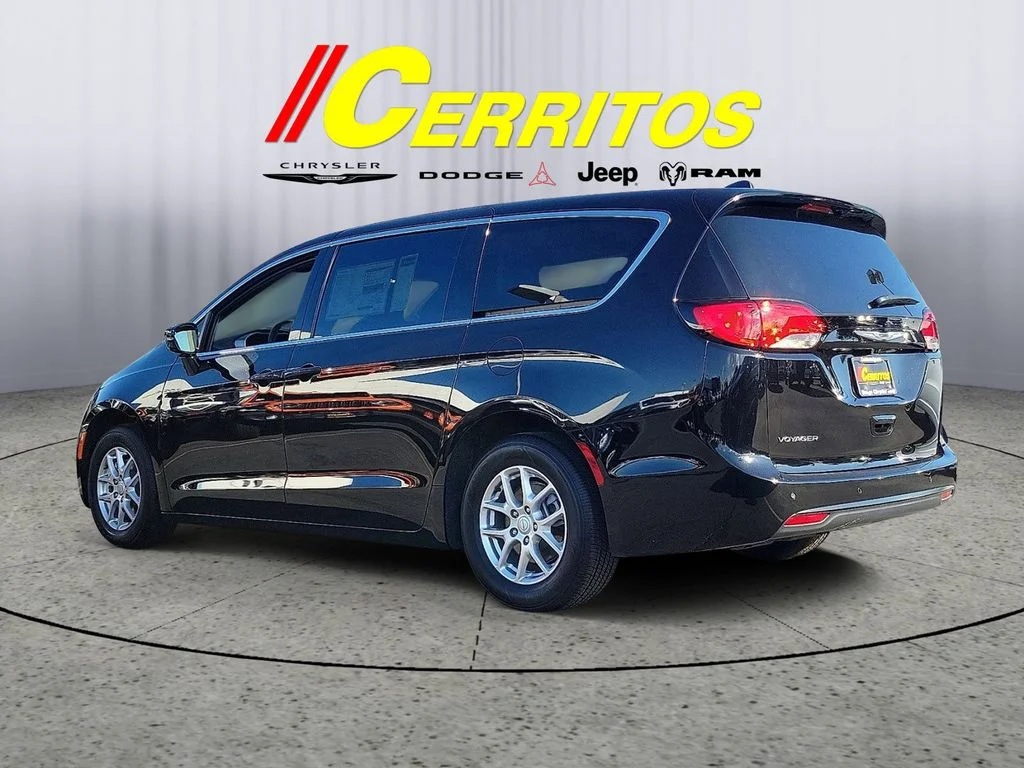 2025 Chrysler Voyager LX - Photo 2