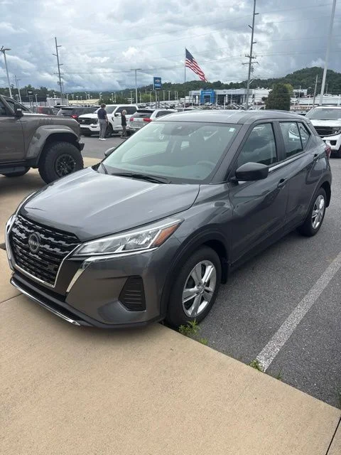 Used 2024 Gray Nissan S image 3