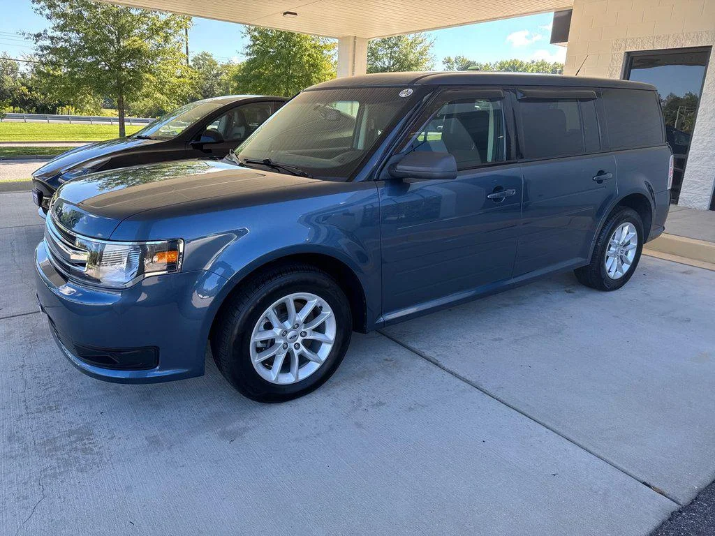 Used 2019 Blue Metallic Ford SE FWD image 1